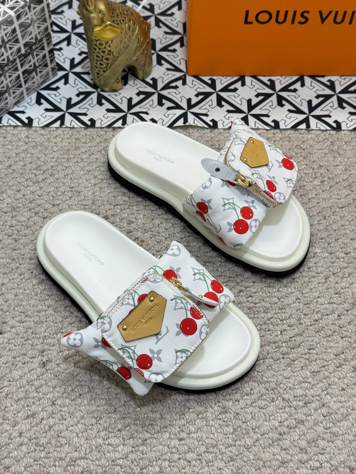 Men's shoes 💰400 [New style] 🦇🦇Top original order [Louis Vuitton] Couple style 👫Spring and summer style🎯🎯As an active family in the fashion industry ⭐ Lv is characterized by bold innovation ⚡Fabric down cloth🔥 Combined outsole, clean and tidy ⚡Fashionable and generous🌹Multiple colors available..Size: 36-44 (45 customized